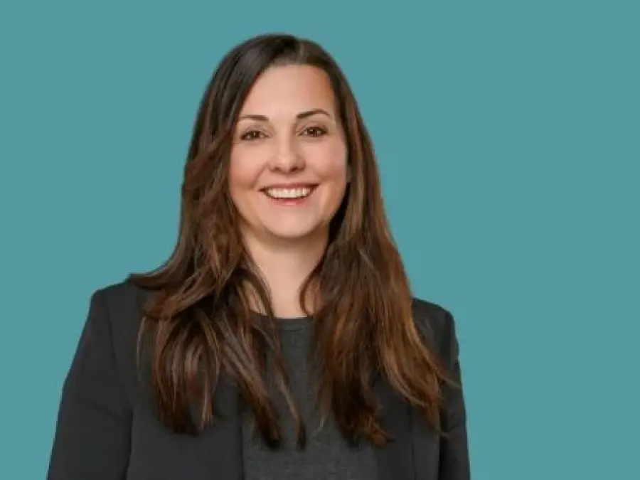 Portrait Katharina Saueressig, lange braune Haare, schwarzer Blazer