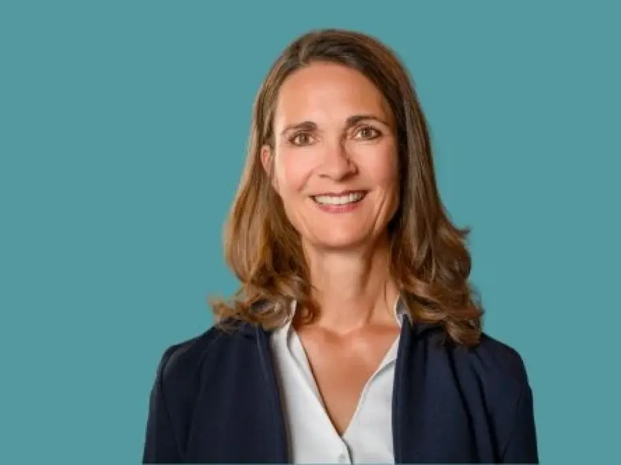 Portrait Stephanie Dietrich mit brauen schulterlangen Haaren, wei&szlig;er Bluse und dunkelblauen Blazer